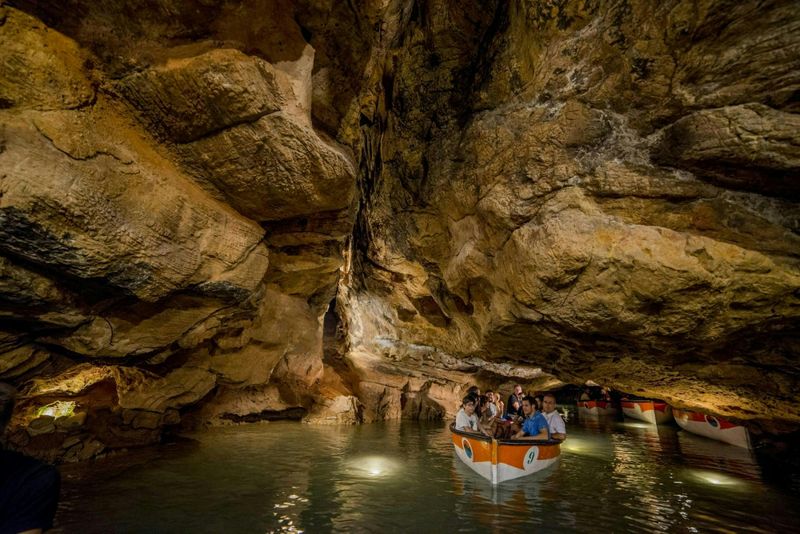 Excursion en bateau dans les grottes de San José en italien