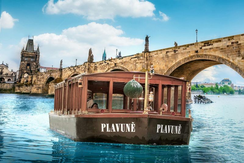 Prague : Visite guidée à pied du Pont Charles + Croisière sur le fleuve