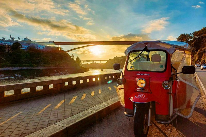 Porto : Visite guidée en Tuk Tuk au coucher du soleil avec vin
