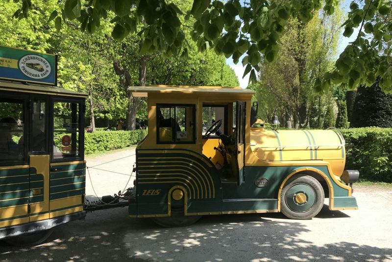 Vienne : transfert en train du Tirolerhof et du zoo de Schönbrunn