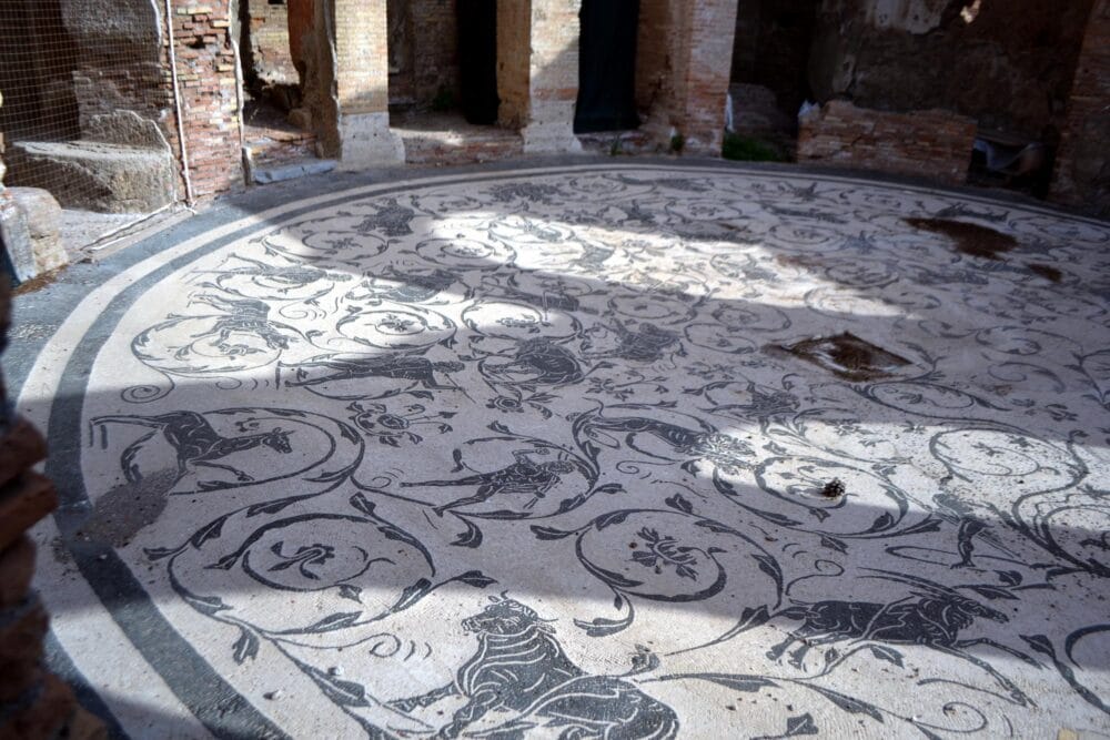 Sol en mosaïque dans les ruines du site archéologique d'Ostia Antica situé dans la région de Rome