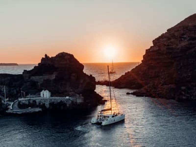 Billet Croisière semi-privée en catamaran au coucher du soleil depuis la marina de Vlychada, Santorin