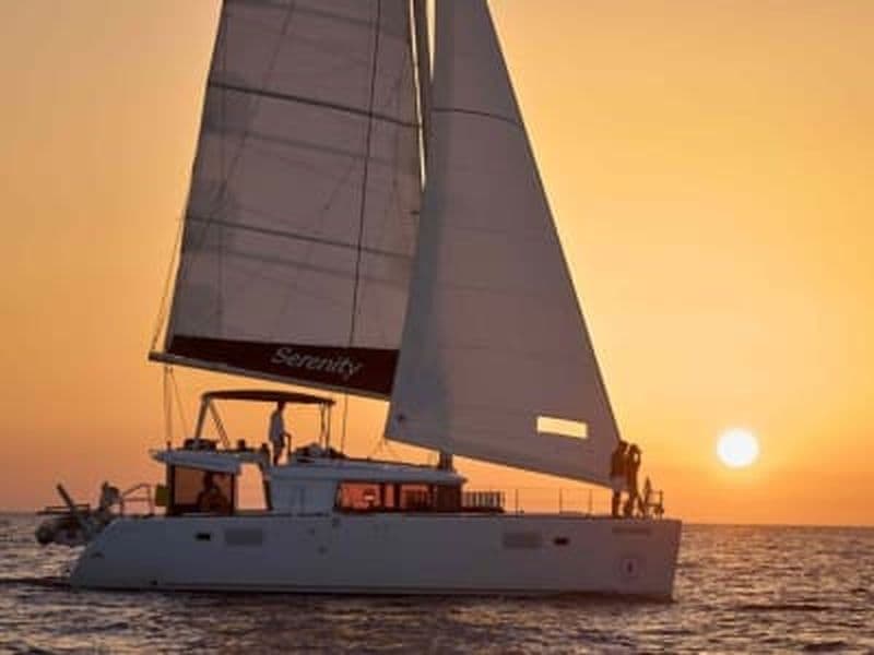 Billet Croisière semi-privée en catamaran autour de Santorin depuis le port de Vlychada