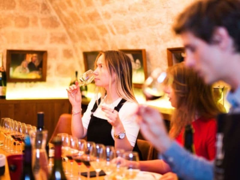 Billet Visite guidée & dégustation de vins aux Caves du Louvre à Paris