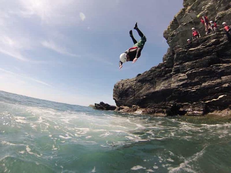 Billet Île d'Anglesey : Coasteering scénique avec escalade et sauts