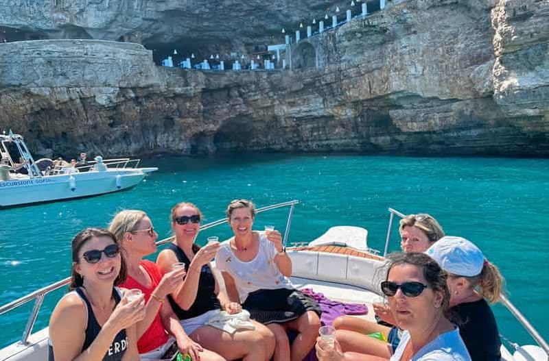 Billet Polignano a Mare : Croisière en hors-bord vers les grottes avec apéritif