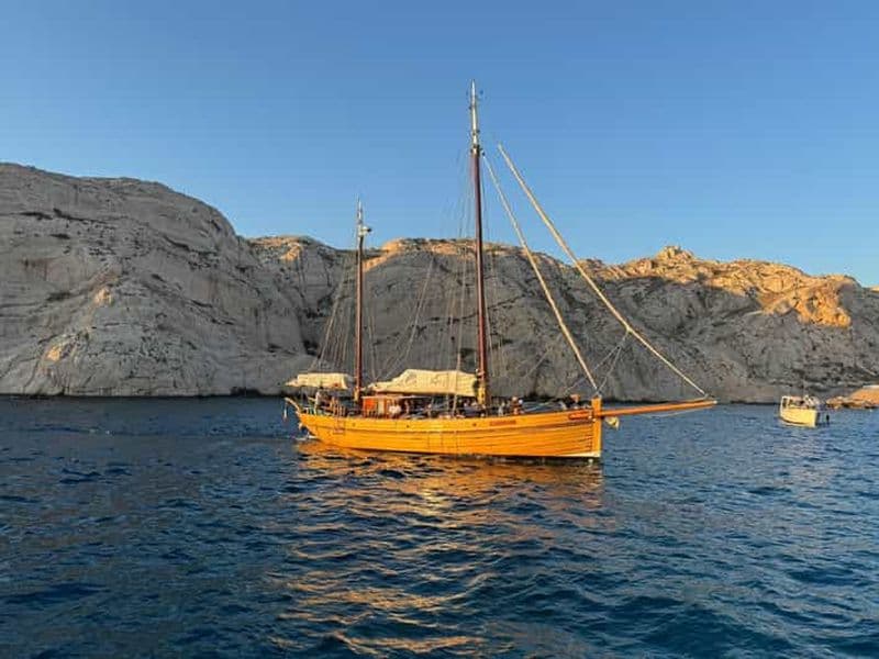 Marseille: Soirée en voilier Calanques du Frioul avec buffet et vin Bio