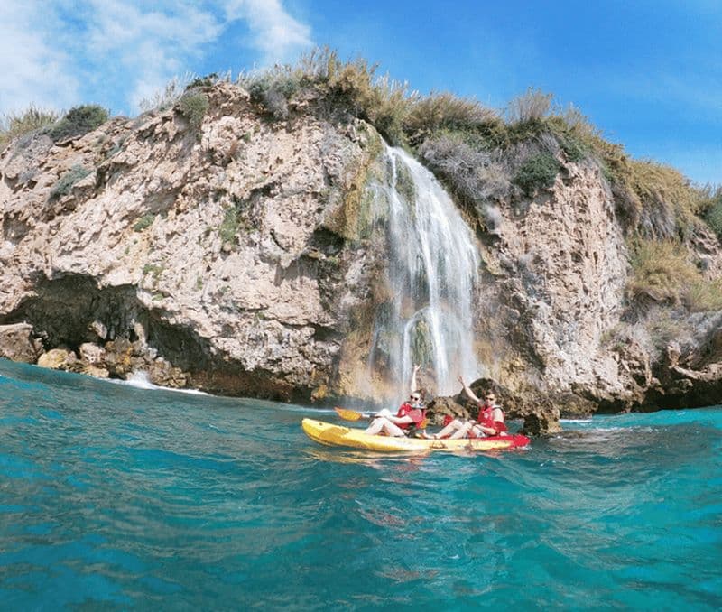 Billet Nerja : visite guidée en kayak des falaises de Nerja et de la cascade de Maro