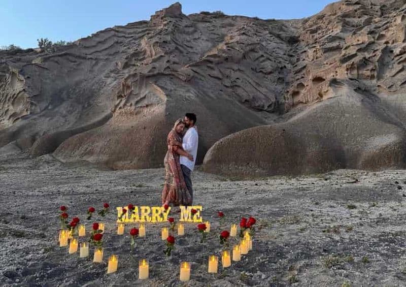 Billet Santorin : forfait demande en mariage romantique sur la plage de Vlychada