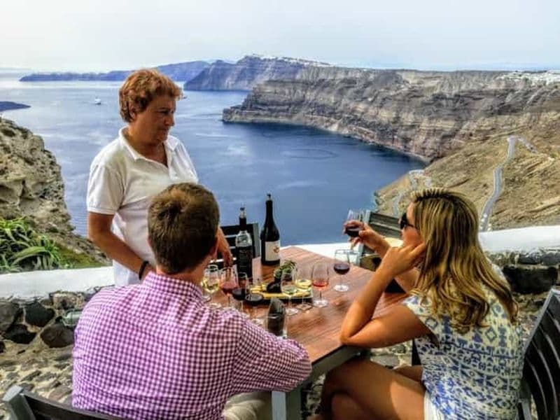 Billet Santorin : Visite guidée de 3 domaines viticoles avec dégustations de vins.