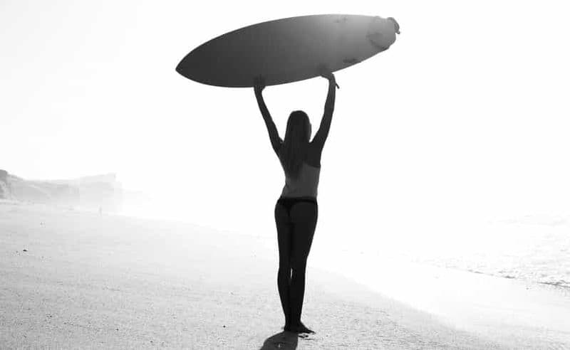 Billet Albufeira : Apprenez à surfer dans une ambiance décontractée et conviviale