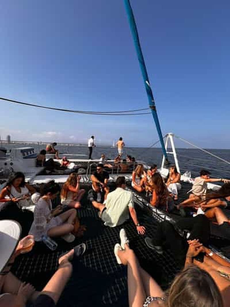 Billet Barcelone : croisière au coucher du soleil en catamaran de luxe et entrée à une fête
