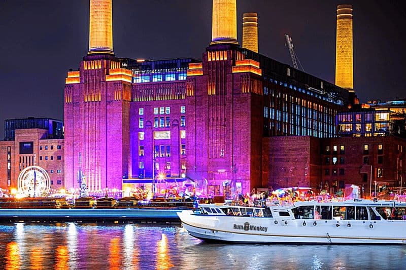 Billet Londres : Comédie noire sur l'emblématique péniche de Battersea