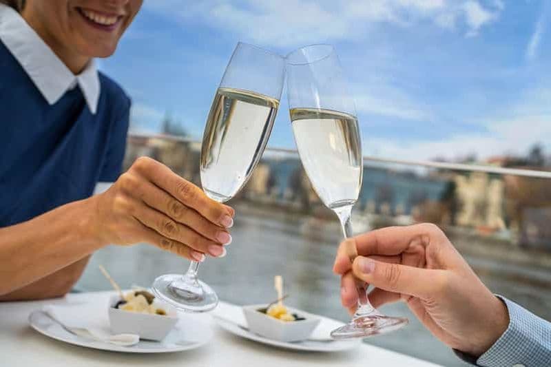 Billet Prague : Croisière écologique sur la Vltava en soirée avec Prosecco