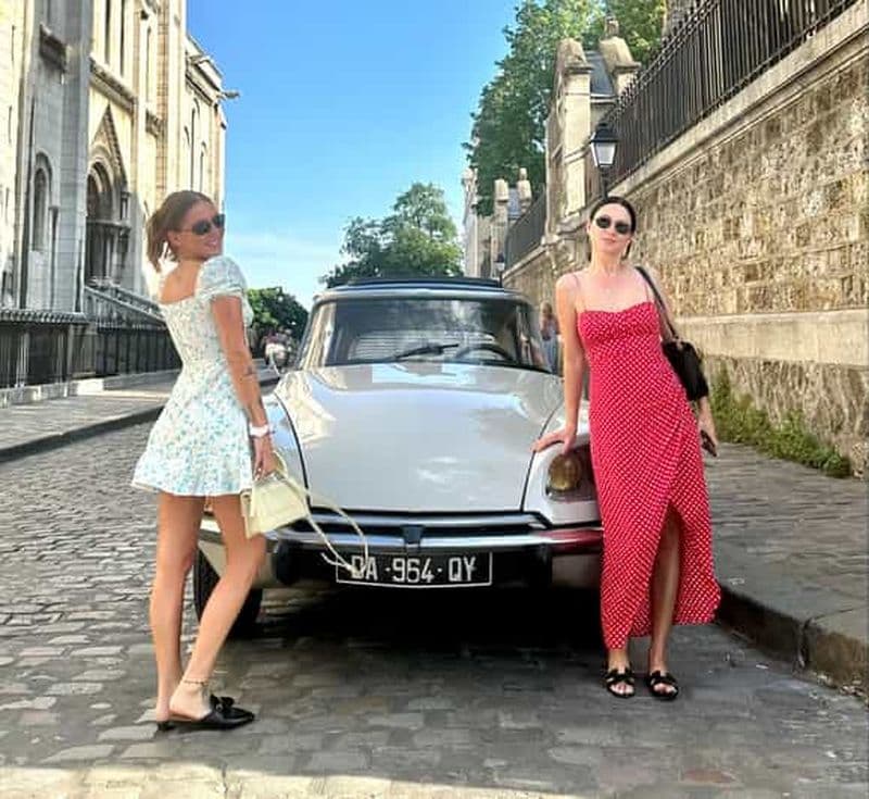 Billet Visite d'Emily à Paris à bord d'une Citroën DS à toit ouvert