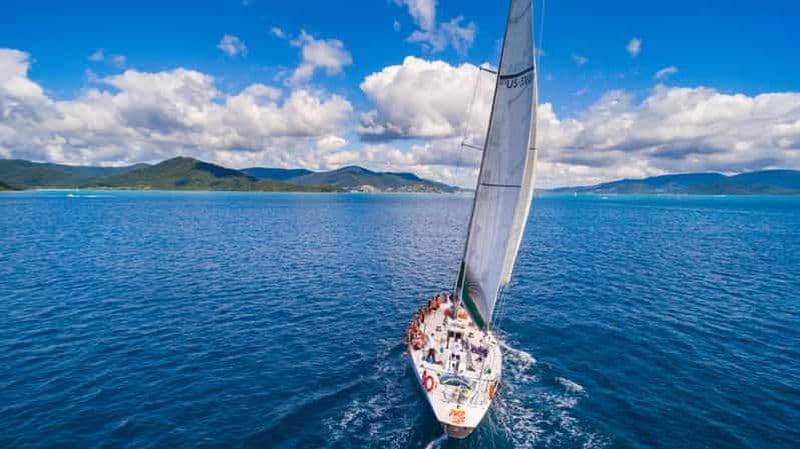 Billet Airlie Beach : 2-Night Whitsundays Sailing Trip with Meals (excursion en voilier de 2 nuits dans les Whitsundays avec repas)
